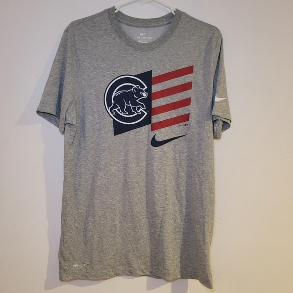 NWOT Nike Dri-Fit Men's Chicago Cubs American Flag T-shirt in Gray, Size‎ M - Picture 1 of 10